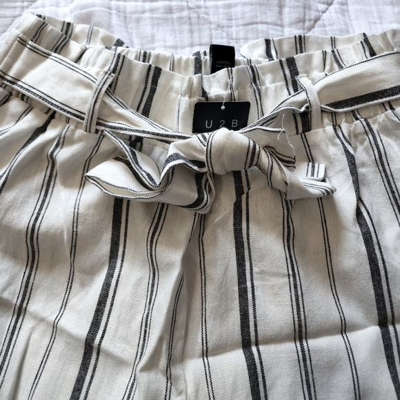 Woman's Capris - Picture 2 of 3